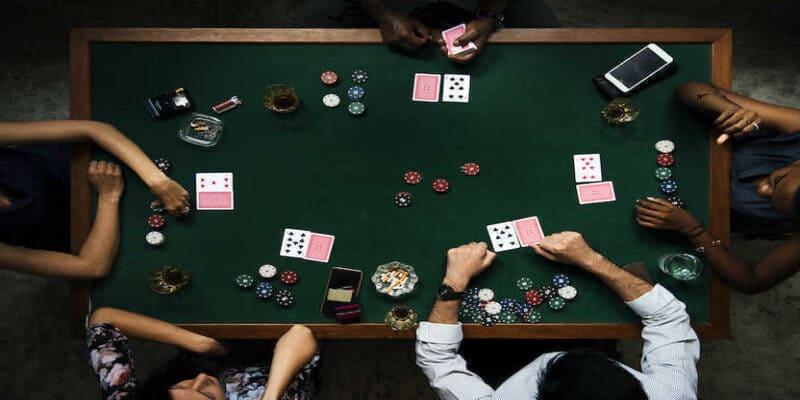 Poker là trò chơi đánh bài vô cùng phổ biến ở các nước phương Tây